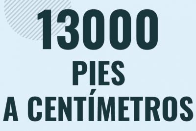 Profesor en pizarra explicando cuanto es 13000 pies en centimetros o como pasar de 13000 ft a cm