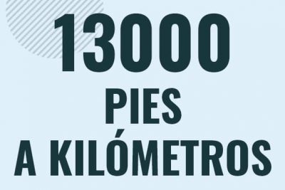 Profesor en pizarra explicando cuanto es 13000 pies en kilometros o como pasar de 13000 ft a km