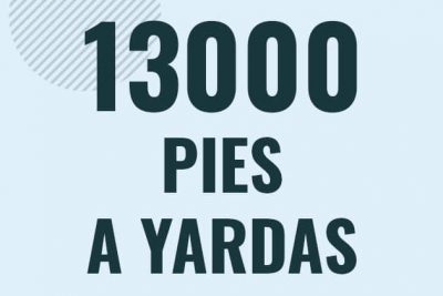 Profesor en pizarra explicando cuanto es 13000 pies en yardas o como pasar de 13000 ft a yd