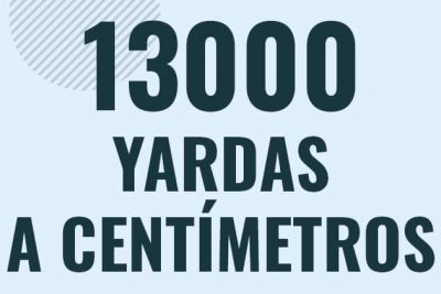 Profesor en pizarra explicando cuanto es 13000 yardas en centimetros o como pasar de 13000 yd a cm