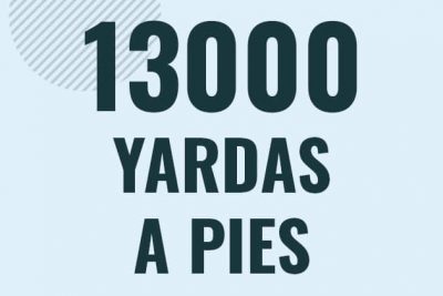 Profesor en pizarra explicando cuanto es 13000 yardas en pies o como pasar de 13000 yd a ft