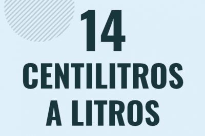 Profesor en pizarra explicando cuanto es 14 centilitros en litros o como pasar de 14 cl a l