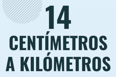Profesor en pizarra explicando cuanto es 14 centimetros en kilometros o como pasar de 14 cm a km