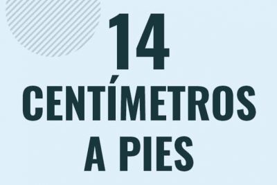 Profesor en pizarra explicando cuanto es 14 centimetros en pies o como pasar de 14 cm a ft