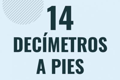 Profesor en pizarra explicando cuanto es 14 decimetros en pies o como pasar de 14 dm a ft