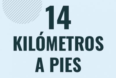 Profesor en pizarra explicando cuanto es 14 kilometros en pies o como pasar de 14 km a ft