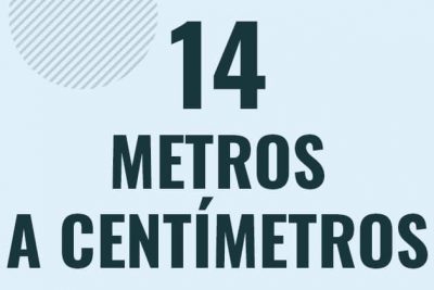 Profesor en pizarra explicando cuanto es 14 metros en centimetros o como pasar de 14 m a cm