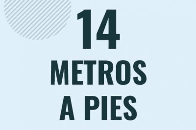 Profesor en pizarra explicando cuanto es 14 metros en pies o como pasar de 14 m a ft