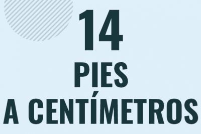Profesor en pizarra explicando cuanto es 14 pies en centimetros o como pasar de 14 ft a cm