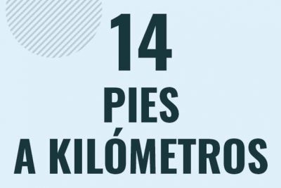 Profesor en pizarra explicando cuanto es 14 pies en kilometros o como pasar de 14 ft a km