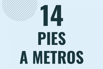 Profesor en pizarra explicando cuanto es 14 pies en metros o como pasar de 14 ft a m
