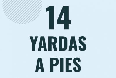 Profesor en pizarra explicando cuanto es 14 yardas en pies o como pasar de 14 yd a ft