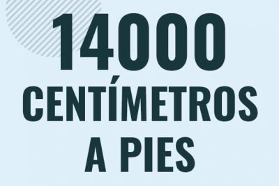 Profesor en pizarra explicando cuanto es 14000 centimetros en pies o como pasar de 14000 cm a ft