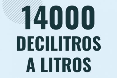 Profesor en pizarra explicando cuanto es 14000 decilitros en litros o como pasar de 14000 dl a l
