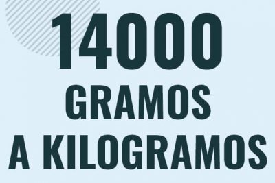 Profesor en pizarra explicando cuanto es 14000 gramos en kilogramos o como pasar de 14000 g a kg