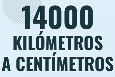 Profesor en pizarra explicando cuanto es 14000 kilometros en centimetros o como pasar de 14000 km a cm