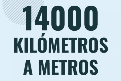 Profesor en pizarra explicando cuanto es 14000 kilometros en metros o como pasar de 14000 km a m