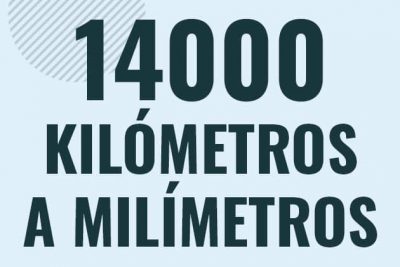 Profesor en pizarra explicando cuanto es 14000 kilometros en milimetros o como pasar de 14000 km a mm