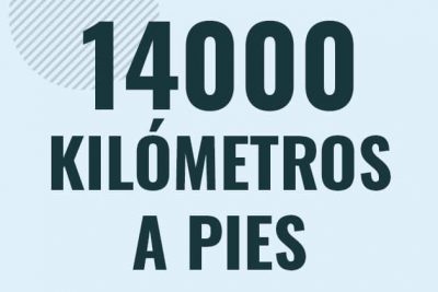 Profesor en pizarra explicando cuanto es 14000 kilometros en pies o como pasar de 14000 km a ft