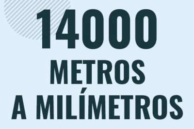 Profesor en pizarra explicando cuanto es 14000 metros en milimetros o como pasar de 14000 m a mm