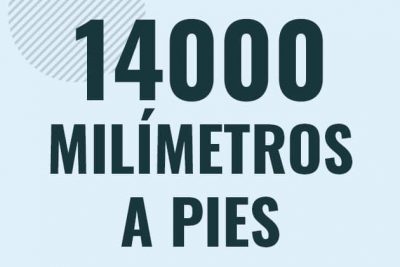 Profesor en pizarra explicando cuanto es 14000 milimetros en pies o como pasar de 14000 mm a ft