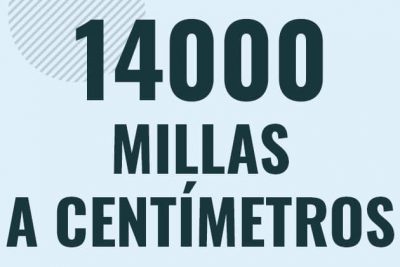 Profesor en pizarra explicando cuanto es 14000 millas en centimetros o como pasar de 14000 mi a cm