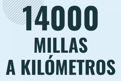 Profesor en pizarra explicando cuanto es 14000 millas en kilometros o como pasar de 14000 mi a km