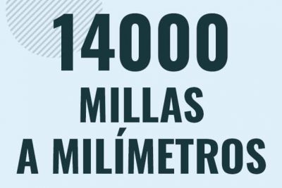 Profesor en pizarra explicando cuanto es 14000 millas en milimetros o como pasar de 14000 mi a mm