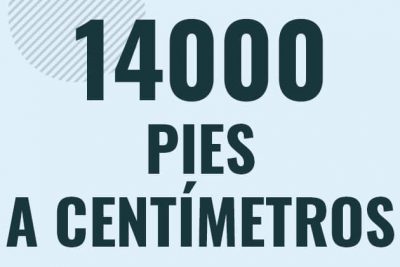 Profesor en pizarra explicando cuanto es 14000 pies en centimetros o como pasar de 14000 ft a cm