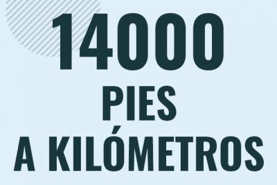 Profesor en pizarra explicando cuanto es 14000 pies en kilometros o como pasar de 14000 ft a km