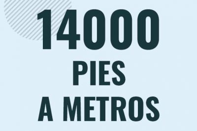 Profesor en pizarra explicando cuanto es 14000 pies en metros o como pasar de 14000 ft a m