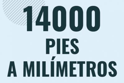 Profesor en pizarra explicando cuanto es 14000 pies en milimetros o como pasar de 14000 ft a mm