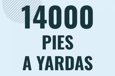 Profesor en pizarra explicando cuanto es 14000 pies en yardas o como pasar de 14000 ft a yd