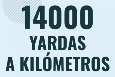 Profesor en pizarra explicando cuanto es 14000 yardas en kilometros o como pasar de 14000 yd a km