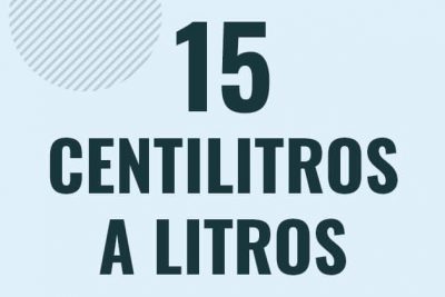 Profesor en pizarra explicando cuanto es 15 centilitros en litros o como pasar de 15 cl a l