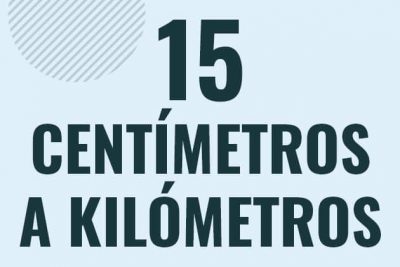 Profesor en pizarra explicando cuanto es 15 centimetros en kilometros o como pasar de 15 cm a km