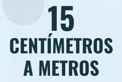 Profesor en pizarra explicando cuanto es 15 centimetros en metros o como pasar de 15 cm a m