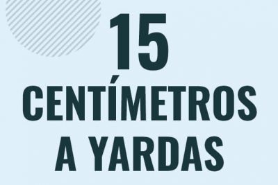 Profesor en pizarra explicando cuanto es 15 centimetros en yardas o como pasar de 15 cm a yd