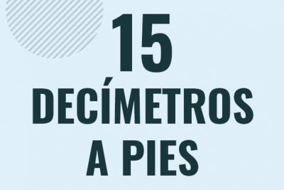 Profesor en pizarra explicando cuanto es 15 decimetros en pies o como pasar de 15 dm a ft