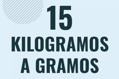 Profesor en pizarra explicando cuanto es 15 kilogramos en gramos o como pasar de 15 kg a g