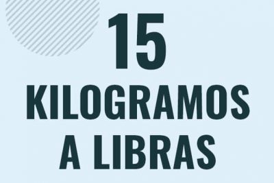 Profesor en pizarra explicando cuanto es 15 kilogramos en libras o como pasar de 15 kg a lb