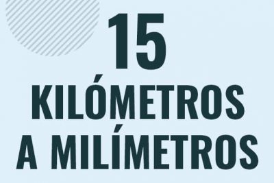 Profesor en pizarra explicando cuanto es 15 kilometros en milimetros o como pasar de 15 km a mm
