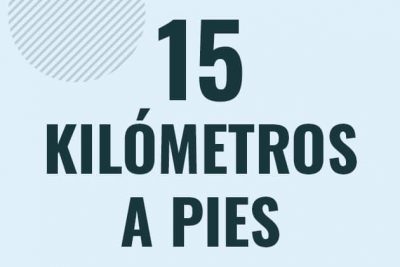 Profesor en pizarra explicando cuanto es 15 kilometros en pies o como pasar de 15 km a ft