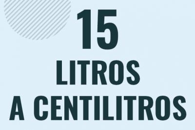 Profesor en pizarra explicando cuanto es 15 litros en centilitros o como pasar de 15 l a cl