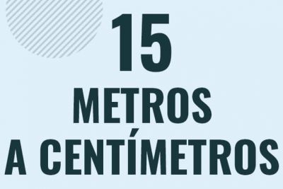 Profesor en pizarra explicando cuanto es 15 metros en centimetros o como pasar de 15 m a cm