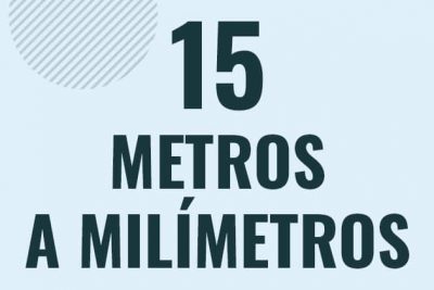 Profesor en pizarra explicando cuanto es 15 metros en milimetros o como pasar de 15 m a mm