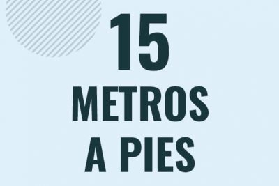 Profesor en pizarra explicando cuanto es 15 metros en pies o como pasar de 15 m a ft