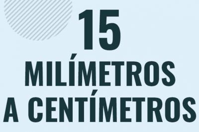 Profesor en pizarra explicando cuanto es 15 milimetros en centimetros o como pasar de 15 mm a cm
