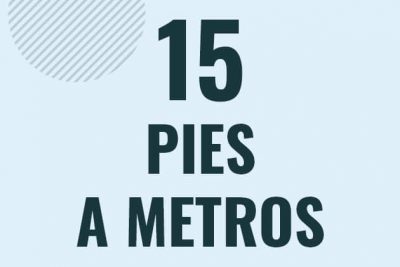 Profesor en pizarra explicando cuanto es 15 pies en metros o como pasar de 15 ft a m