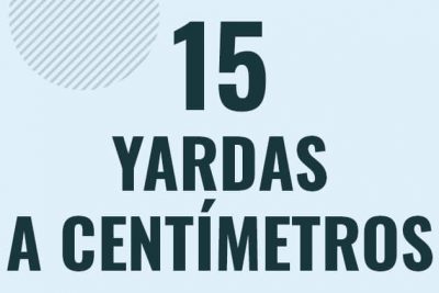 Profesor en pizarra explicando cuanto es 15 yardas en centimetros o como pasar de 15 yd a cm
